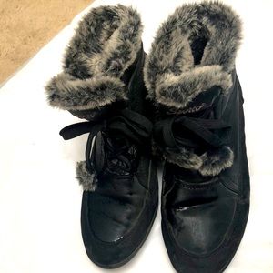 Sporto snow boots. Size 8. Black with fur top.very comfortable.